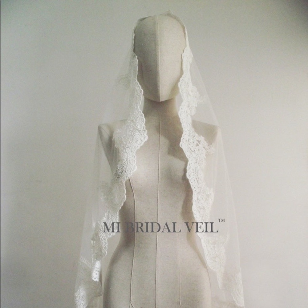 MANTILLA LACE BRIDAL WEDDING VEIL // IVORY // FLOOR LENGTH